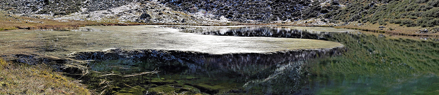 Lago Piccolo (1896 m) ricoperto in gran parte da piante acquatiche